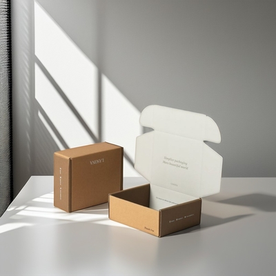 comprar Cartões de correio Kraft corrugados Logotipo personalizado para roupas embalagem de presente e envio online manufacture
